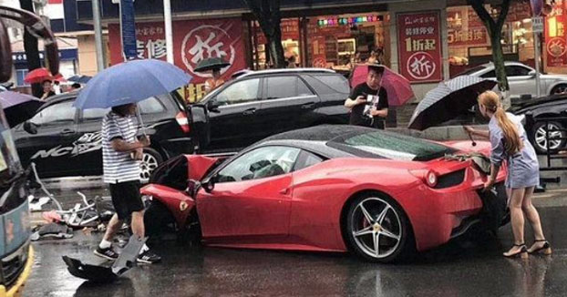 Momento en el que una joven destroza un Ferrari 458 poco después de alquilarlo [Vídeo]