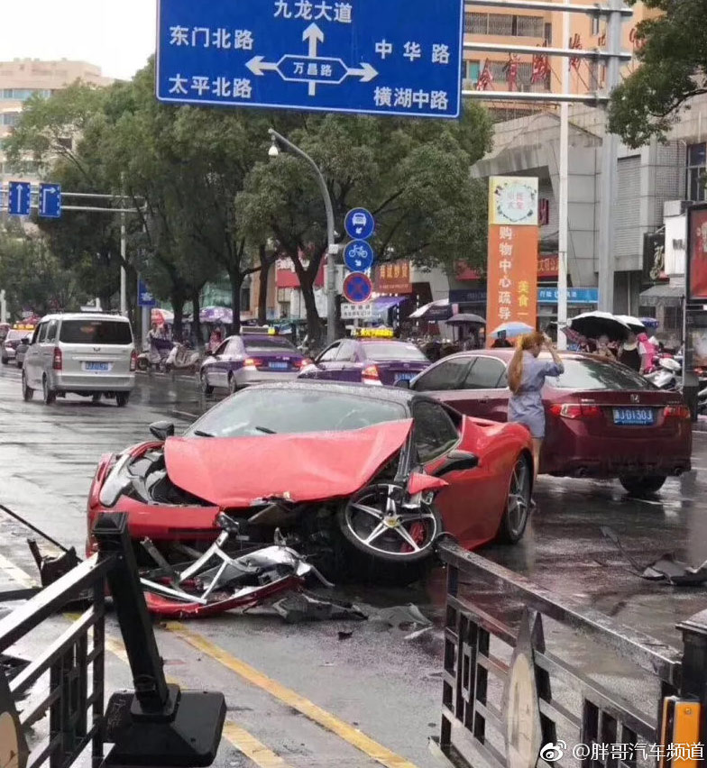 Momento en el que una joven destroza un Ferrari 458 poco después de alquilarlo [Vídeo]