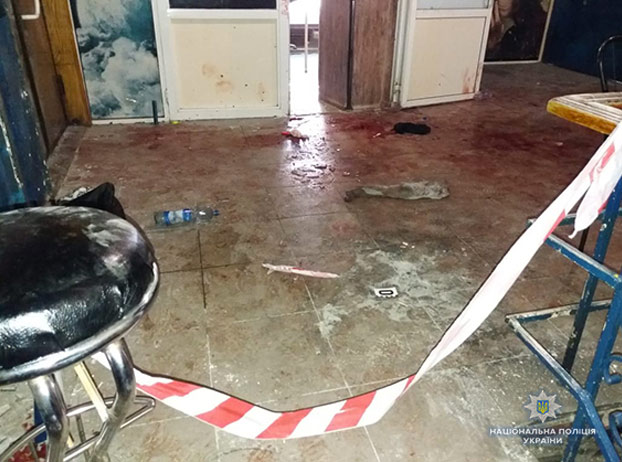 Un encapuchado lanza una granada al interior de un club nocturno de Ucrania y sale corriendo [Vídeo]