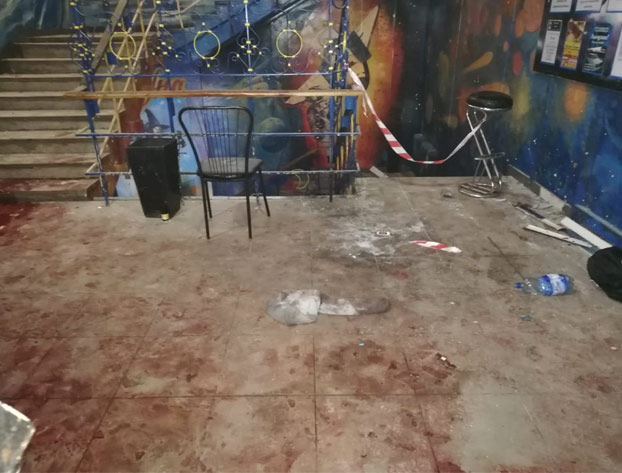 Un encapuchado lanza una granada al interior de un club nocturno de Ucrania y sale corriendo [Vídeo]