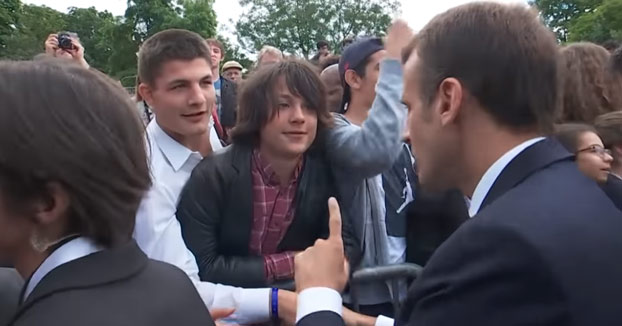 Macron regaña a un estudiante que le llamó "Manu": "A mí me llamas señor Presidente" [Vídeo]