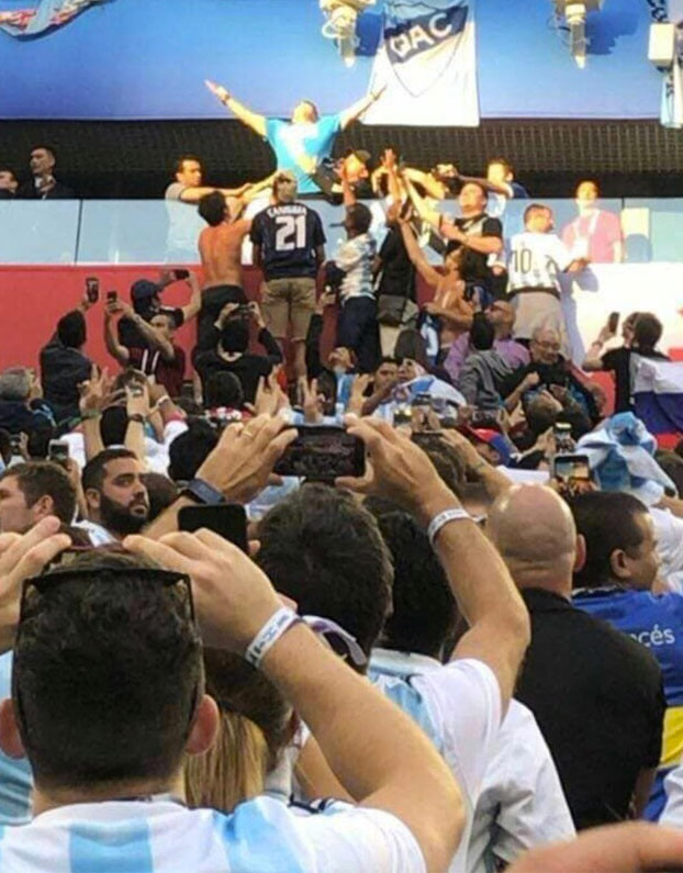 La foto de Maradona con el gol de Argentina es bestial. Era el único punto de la grada donde daba el sol