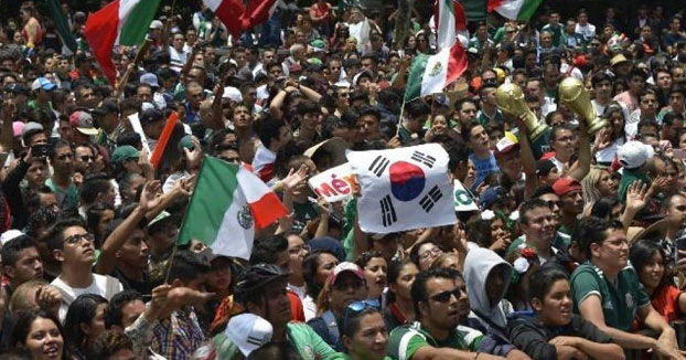 Aficionados mexicanos en la embajada de Corea del Sur: ''¡Corea, hermana, ya eres mexicana!''