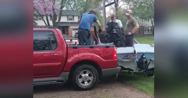 Llamó a sus colegas para que le echaran una mano para sacar el motor de la lancha