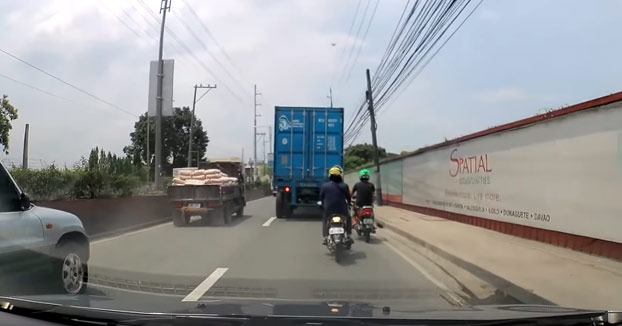 Este motorista ha vuelto a nacer gracias a que llevaba puesto el casco