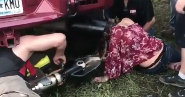 Una mujer se queda con la cabeza atascada en un tubo de escape durante un concierto