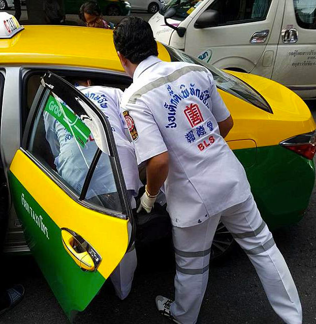 Se clava un lápiz delineador de ojos en un ojo mientras se maquillaba en un taxi