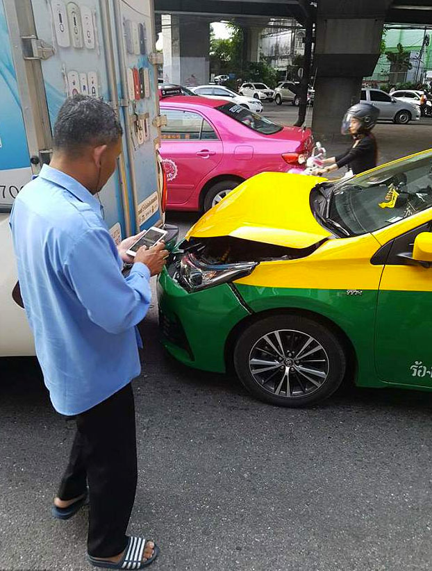 Se clava un lápiz delineador de ojos en un ojo mientras se maquillaba en un taxi