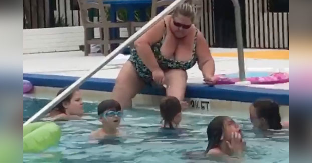 Polémica por el vídeo en el que una mujer se depila las piernas en la piscina de un hotel