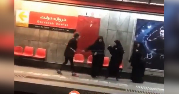 Una mujer arremete contra la policía moral en Irán