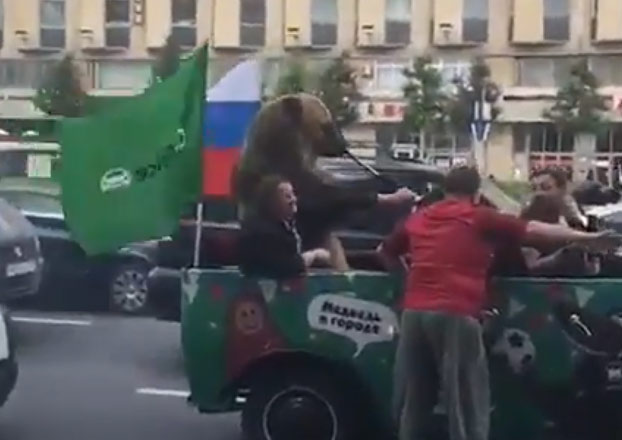 Lamentable espectáculo: Un oso obligado a tocar una vuvuzela encima de un coche por el centro de Moscú