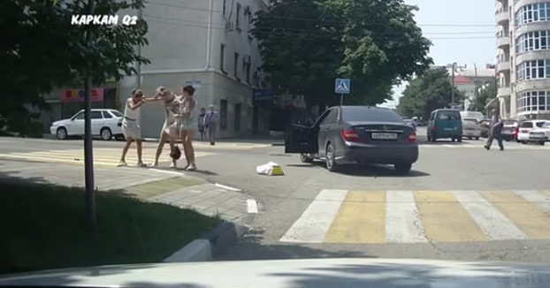 Pelea de mujeres en plena intersección