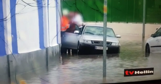 Peligroso rescate en Hellín por las inundaciones