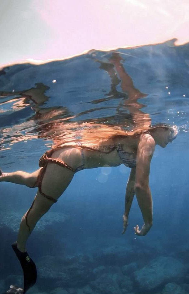 Un pulpo se agarra a la pierna de una buceadora durante una sesión de buceo en Hawaii