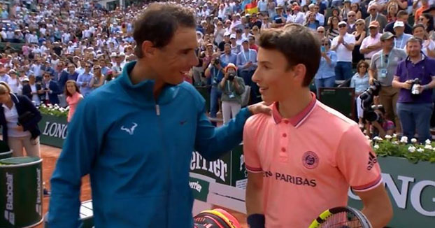 Bonito gesto de Nadal con un joven recogepelotas en Roland Garros