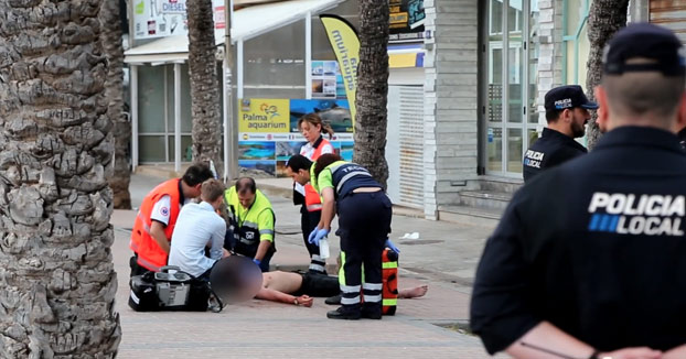 Un hombre clava un rastrillo en la espalda a un turista tras destrozarle un castillo de arena en Palma