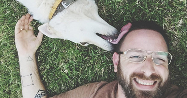 Vende un selfie con su perro a un stock de imágenes y aparece en un artículo sobre zoofilia