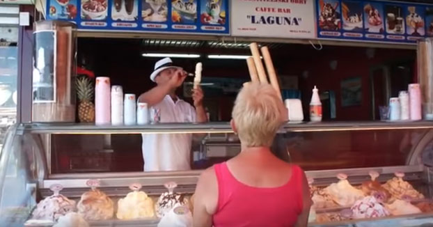 Mirad qué contenta se va la señora con su helado