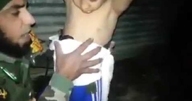 Soldado iraquí quitándole un cinturón de explosivos a un niño de 7 años que se iba a inmolar