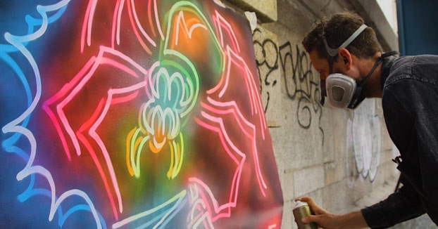 Este artista hace graffitis que parecen neones