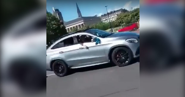 Haciendo el idiota con un Mercedes GLE en una rotonda