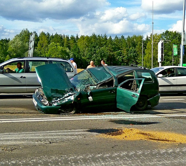 Una tanque aplasta un Volkswagen Polo en el que iba un hombre con su nieto en la ciudad de Grodno