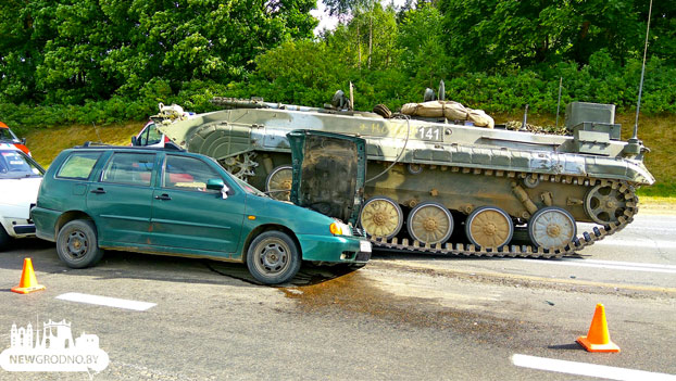 Una tanque aplasta un Volkswagen Polo en el que iba un hombre con su nieto en la ciudad de Grodno