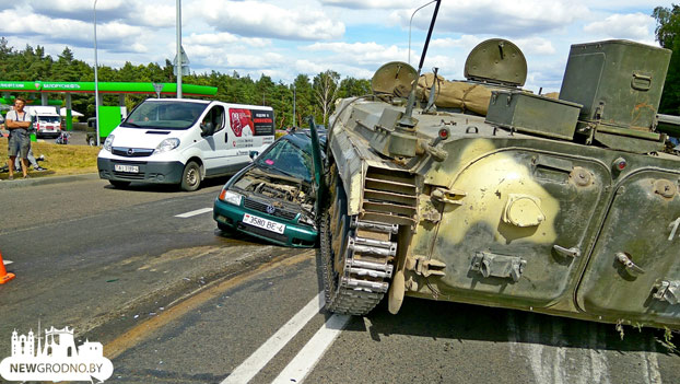 Una tanque aplasta un Volkswagen Polo en el que iba un hombre con su nieto en la ciudad de Grodno