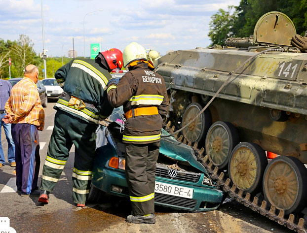 Una tanque aplasta un Volkswagen Polo en el que iba un hombre con su nieto en la ciudad de Grodno
