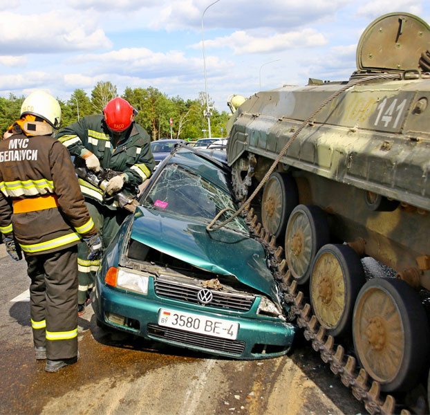 Una tanque aplasta un Volkswagen Polo en el que iba un hombre con su nieto en la ciudad de Grodno