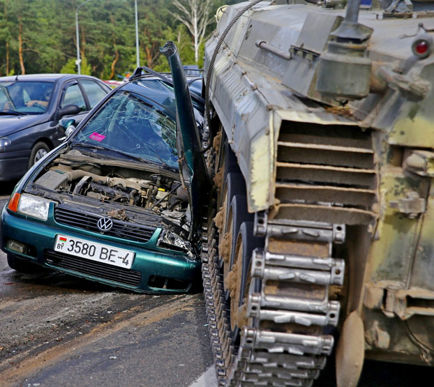 Una tanque aplasta un Volkswagen Polo en el que iba un hombre con su nieto en la ciudad de Grodno