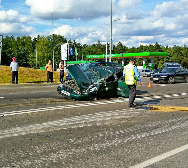 Una tanque aplasta un Volkswagen Polo en el que iba un hombre con su nieto en la ciudad de Grodno