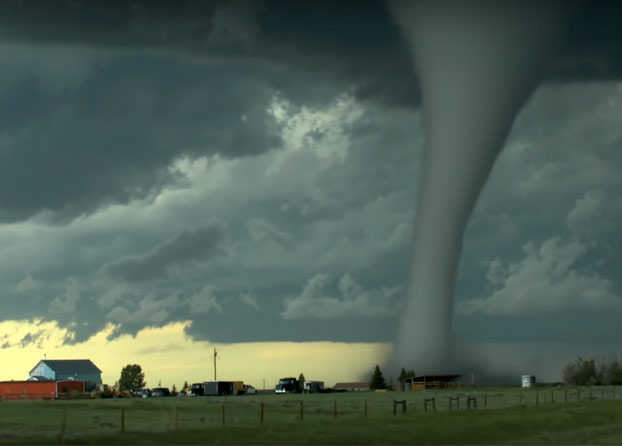 Impresionante: Graban desde su coche la formación de un tornado en Wyoming