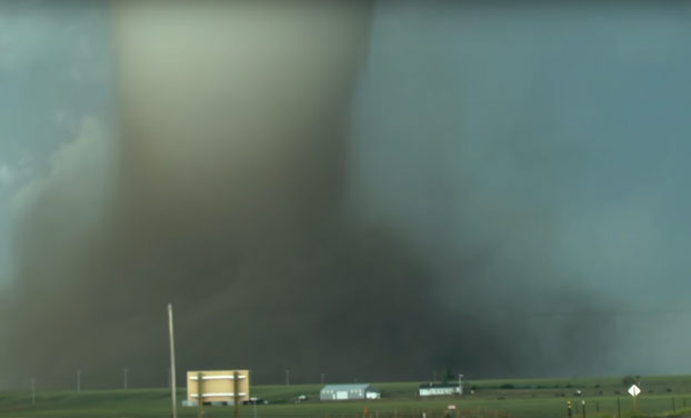 Impresionante: Graban desde su coche la formación de un tornado en Wyoming