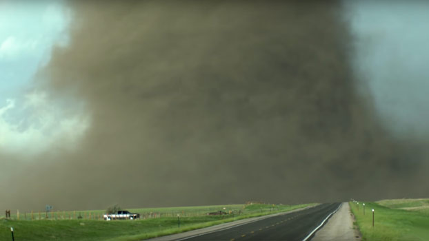 Impresionante: Graban desde su coche la formación de un tornado en Wyoming