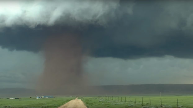 Impresionante: Graban desde su coche la formación de un tornado en Wyoming