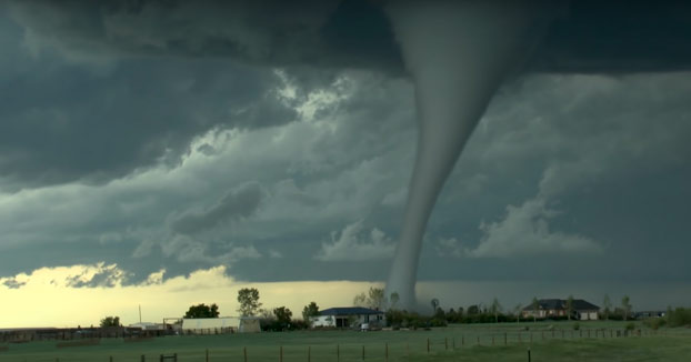 Impresionante: Graban desde su coche la formación de un tornado en Wyoming