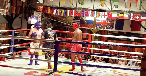 Un turista borracho sube a pelear con un luchador profesional de kick boxing en Tailandia