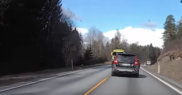 Un Volvo choca de frente contra un camión. El conductor sobrevivió y no sufrió heridas graves [Vídeo]