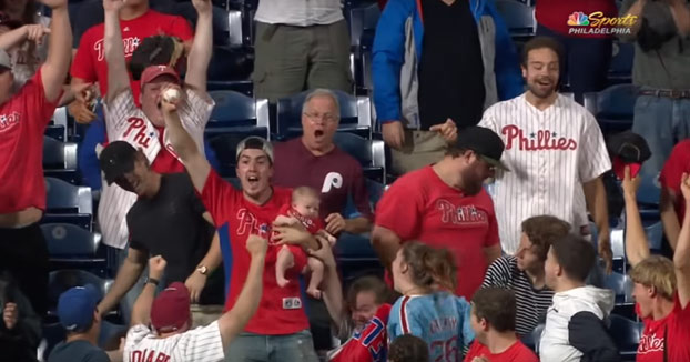 Padre del año: Agarra la pelota de béisbol a pesar de llevar a su bebé en brazos