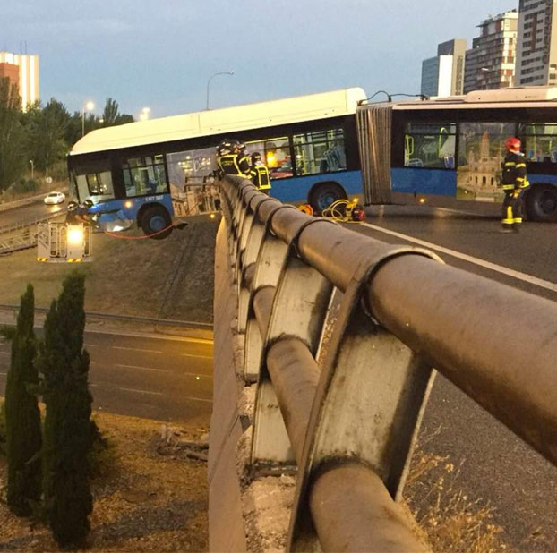 Un autobús del Mad Cool queda colgando de un puente tras sufrir un accidente