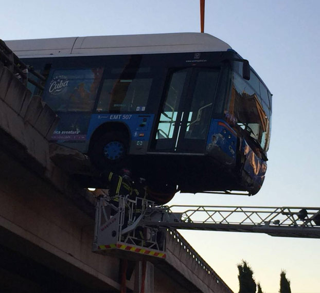Un autobús del Mad Cool queda colgando de un puente tras sufrir un accidente