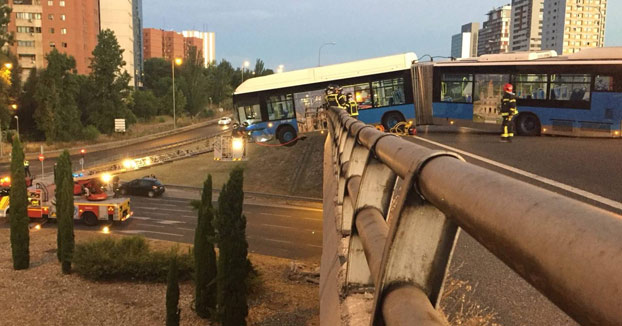 Un autobús del Mad Cool queda colgando de un puente tras sufrir un accidente