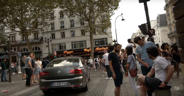 Una vuelta en bicicleta por París después de que Francia ganase el Mundial