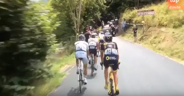 Un aficionado salta con su bici por encima del pelotón en el Tour de Francia 2018