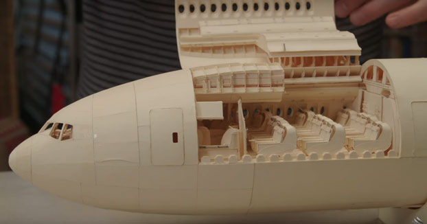 Construye un avión Boeing 777 sólo con papel y pegamento. No le falta detalle