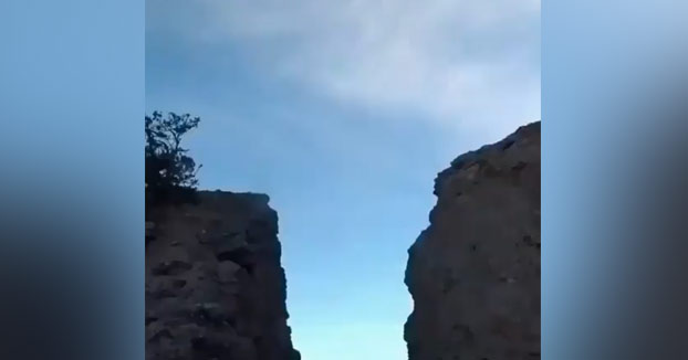 Cabras saltando sobre una brecha de montaña