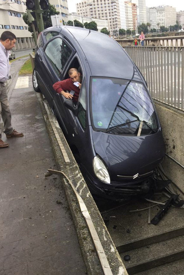 Un coche acaba empotrado en la entrada para peatones del parking de Orzán, en A Coruña