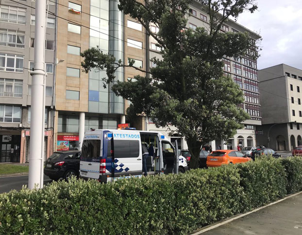 Un coche acaba empotrado en la entrada para peatones del parking de Orzán, en A Coruña