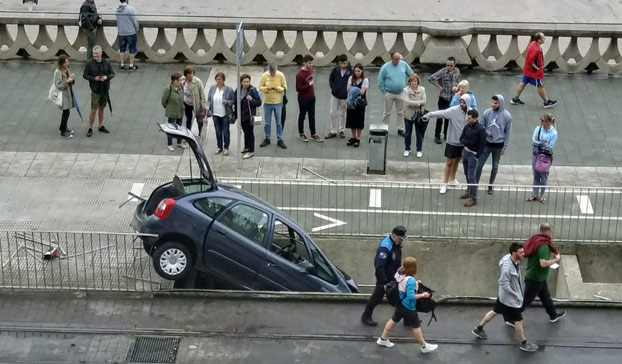 Un coche acaba empotrado en la entrada para peatones del parking de Orzán, en A Coruña